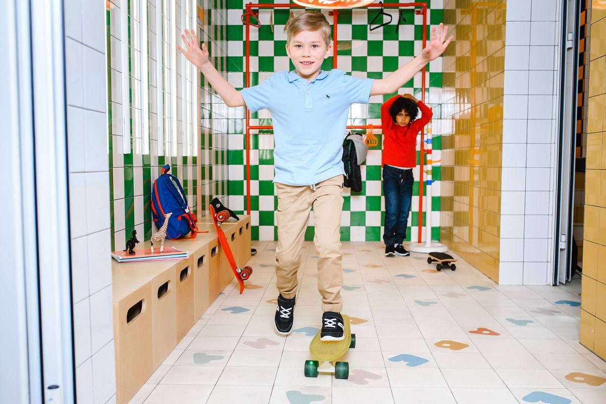Jongen op skateboard
