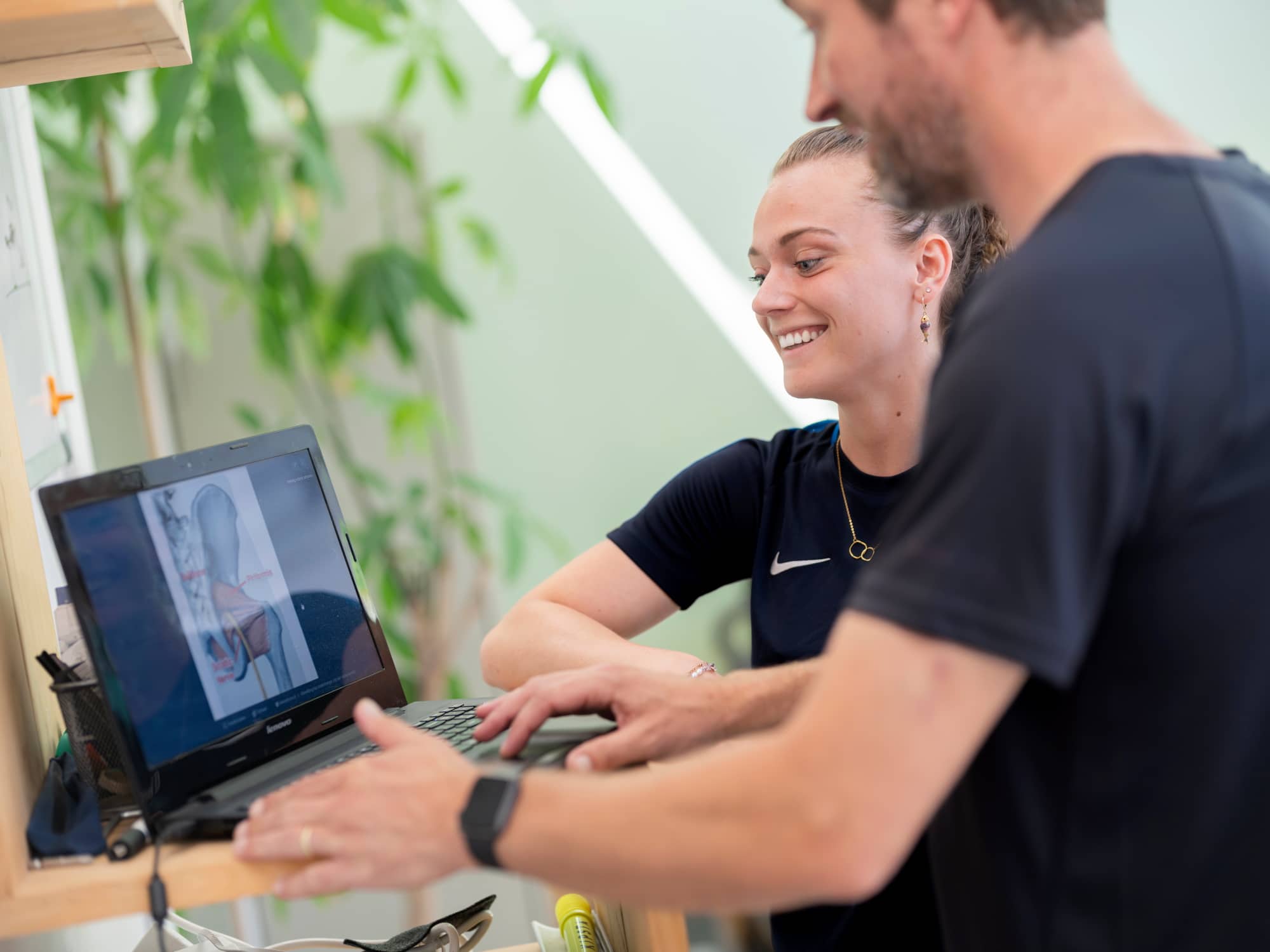 fysio laat diagnose zien aan patient