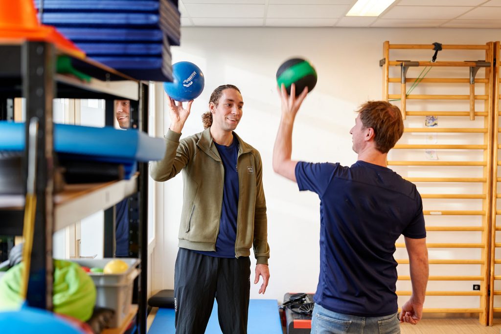 Twee fysios houden bal in de lucht