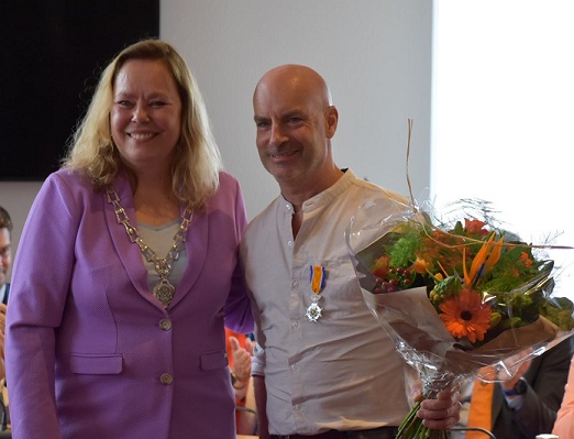 Peter Bekkering met lintje