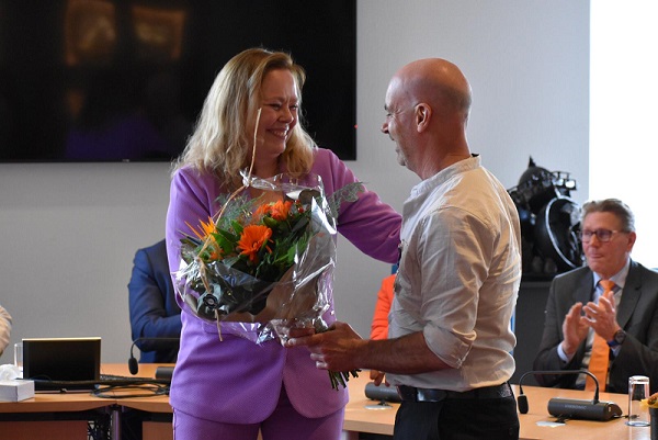 Peter Bekkering krijgt bloemen