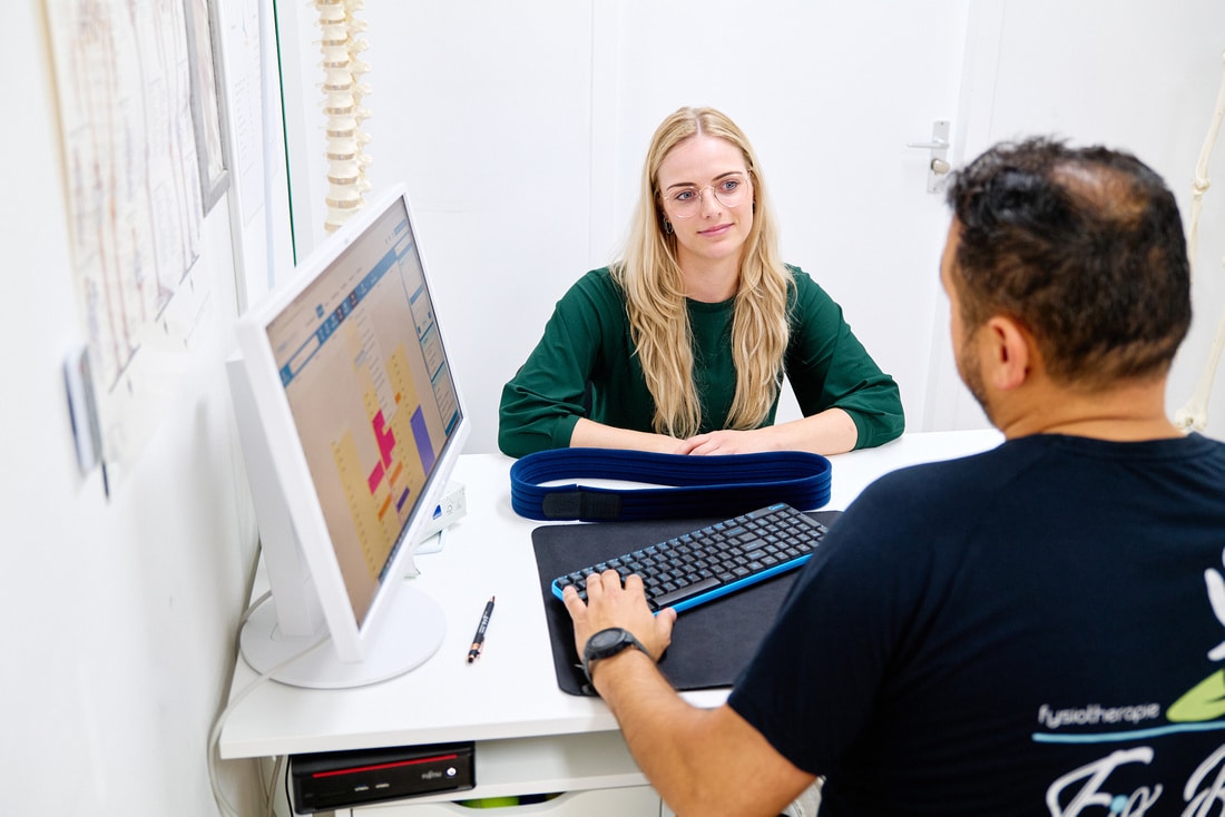 Fysio en patiënt in gesprek samen beslissen