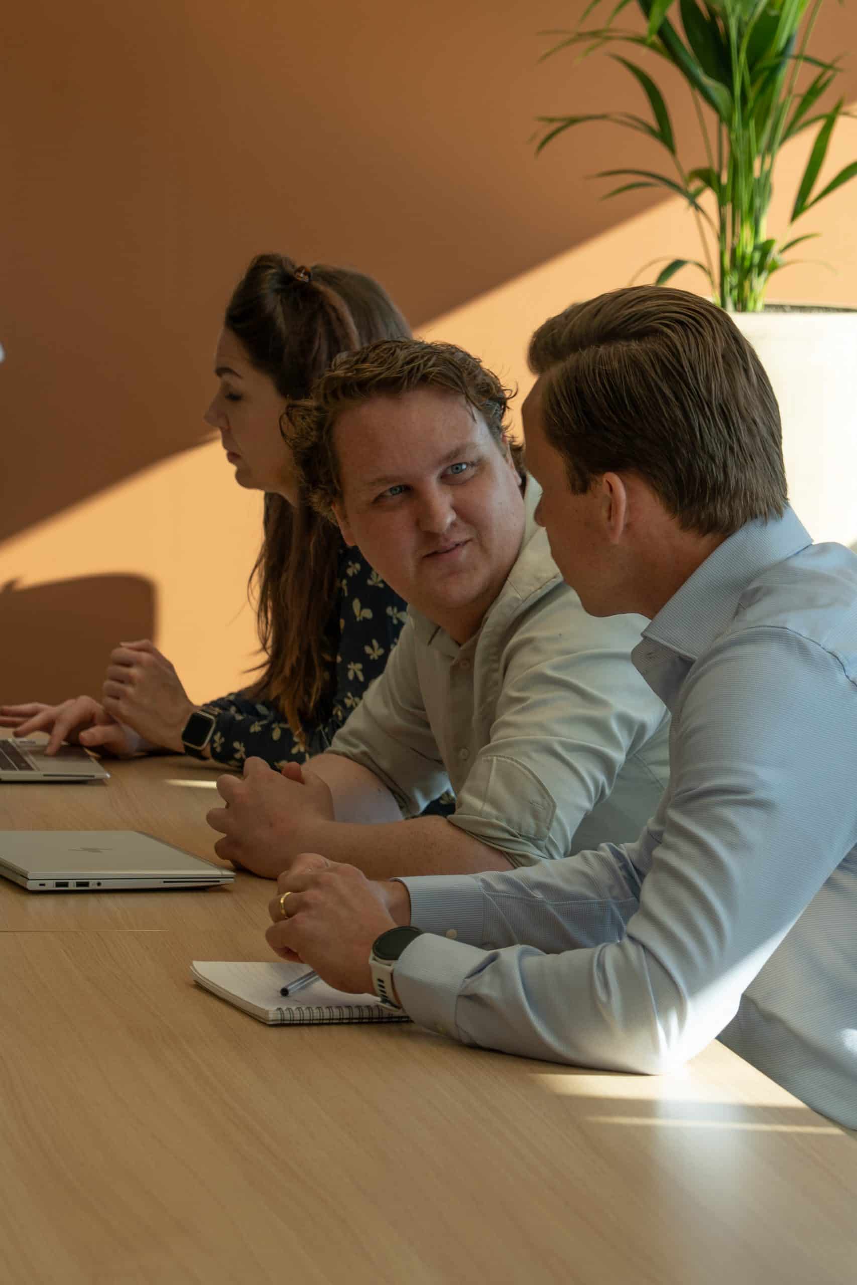 overleg tijdens een meeting