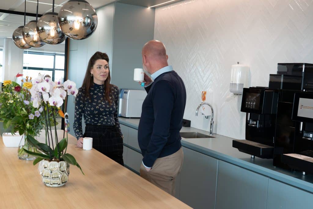 2 personen drinken koffie
