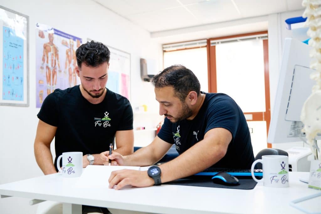 Twee fysio's maken aantekeningen