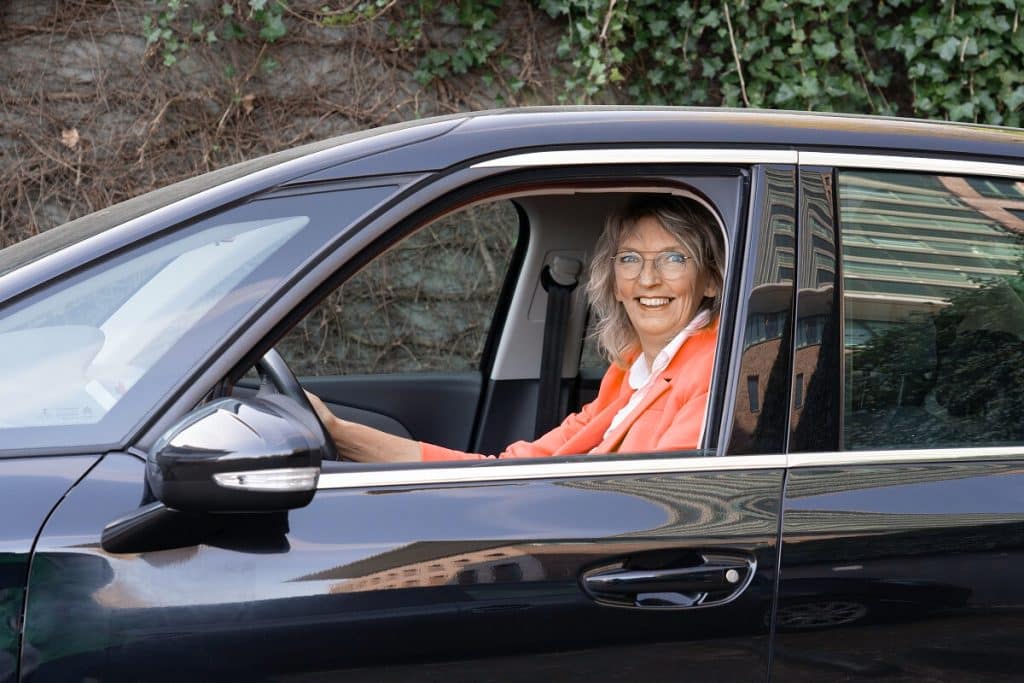 regioadviseur onderweg oranje colbert