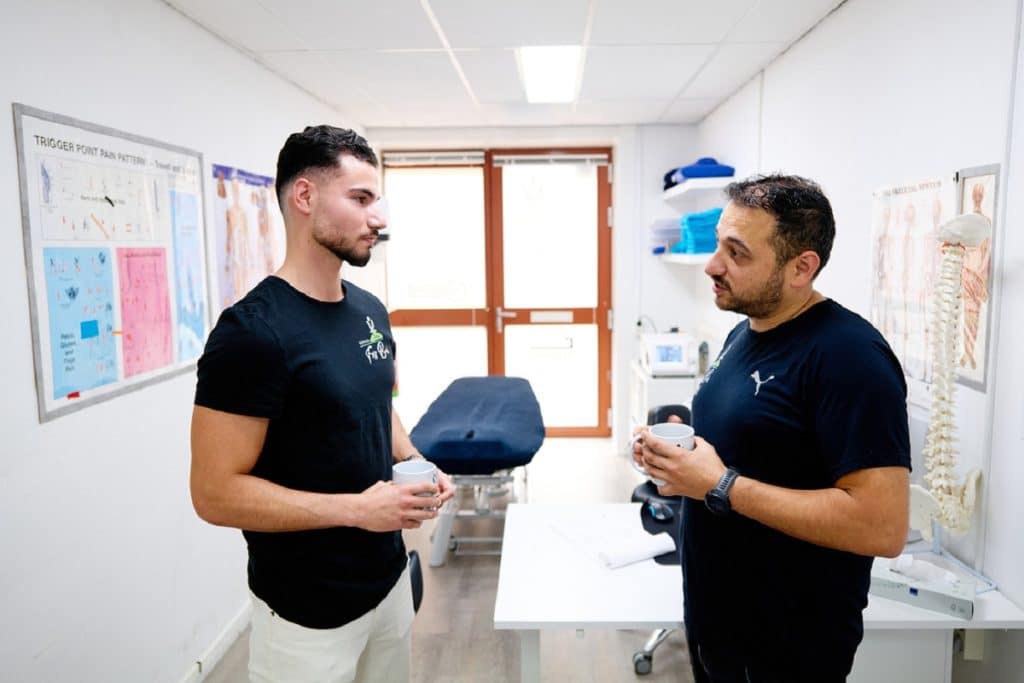 Fysio's man met elkaar in gesprek