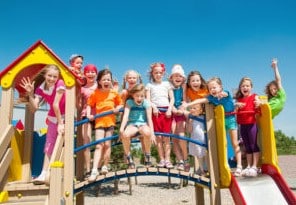 Kinderen op speeltoestel