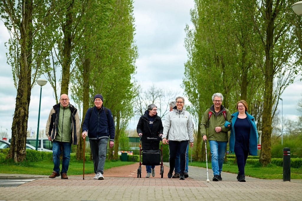 Mensen patienten lopend van voren gefotografeerd