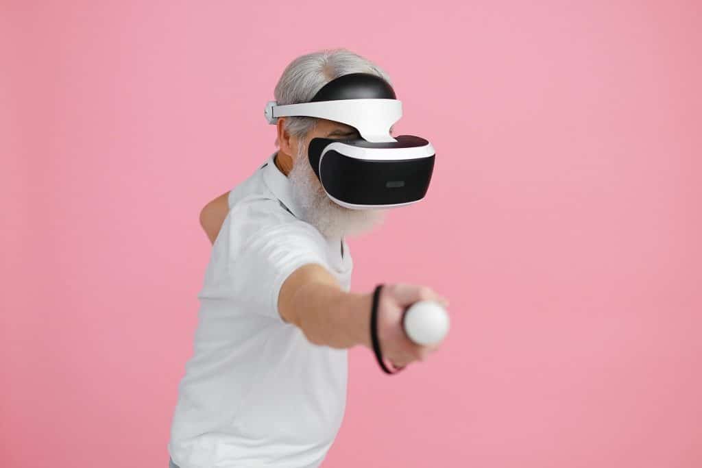 Oudere man-VR-bril-innovatie ouderenzorg