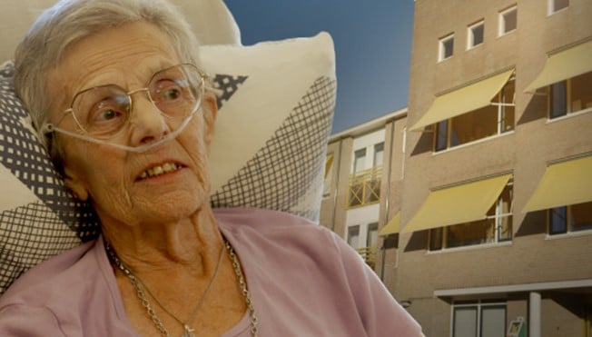 Oudere vrouw met zuurstof