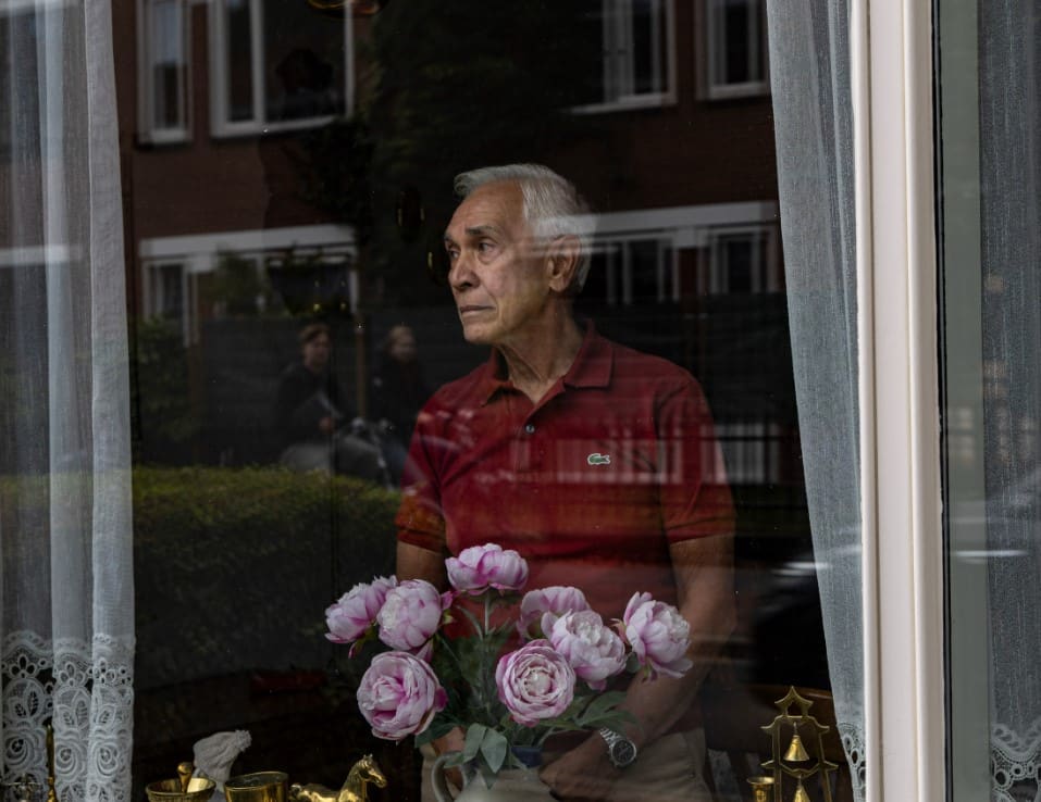 eenzame man achter het raam