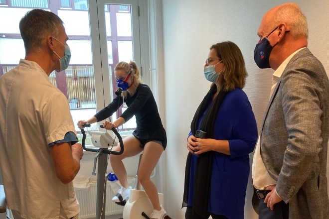 Tweede Kamerlid Aukje de Vries bezoekt fysiotherapeuten in Nij Smellinghe